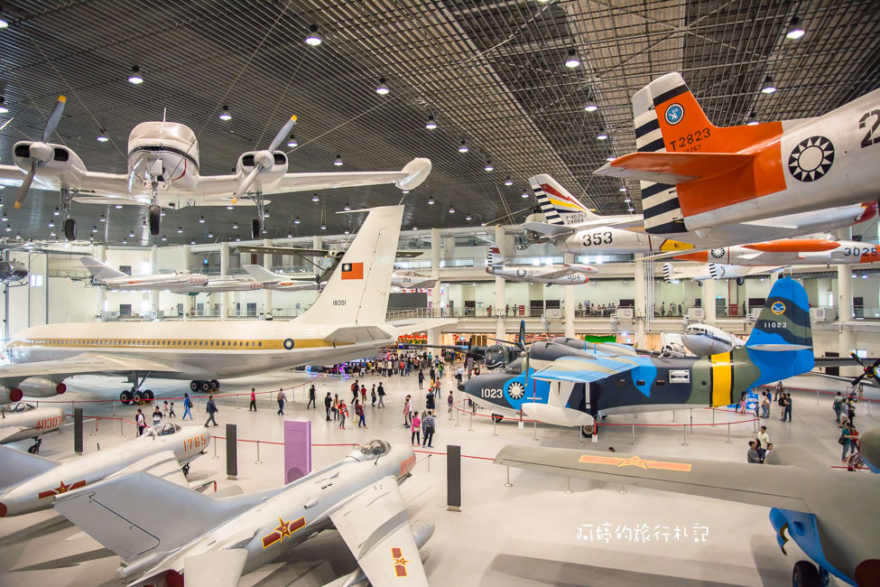 ｜高雄‧岡山｜航空教育展示館，亞洲首座懸吊國寶級戰機展示館，41架軍戰機等著你 - 阿婷的旅行札記。