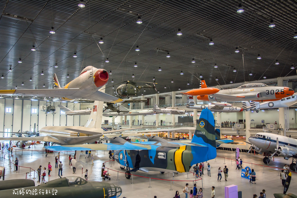 ｜高雄‧岡山｜航空教育展示館，亞洲首座懸吊國寶級戰機展示館，41架軍戰機等著你 - 阿婷的旅行札記。