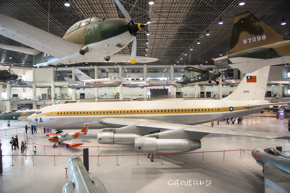 ｜高雄‧岡山｜航空教育展示館，亞洲首座懸吊國寶級戰機展示館，41架軍戰機等著你 - 阿婷的旅行札記。