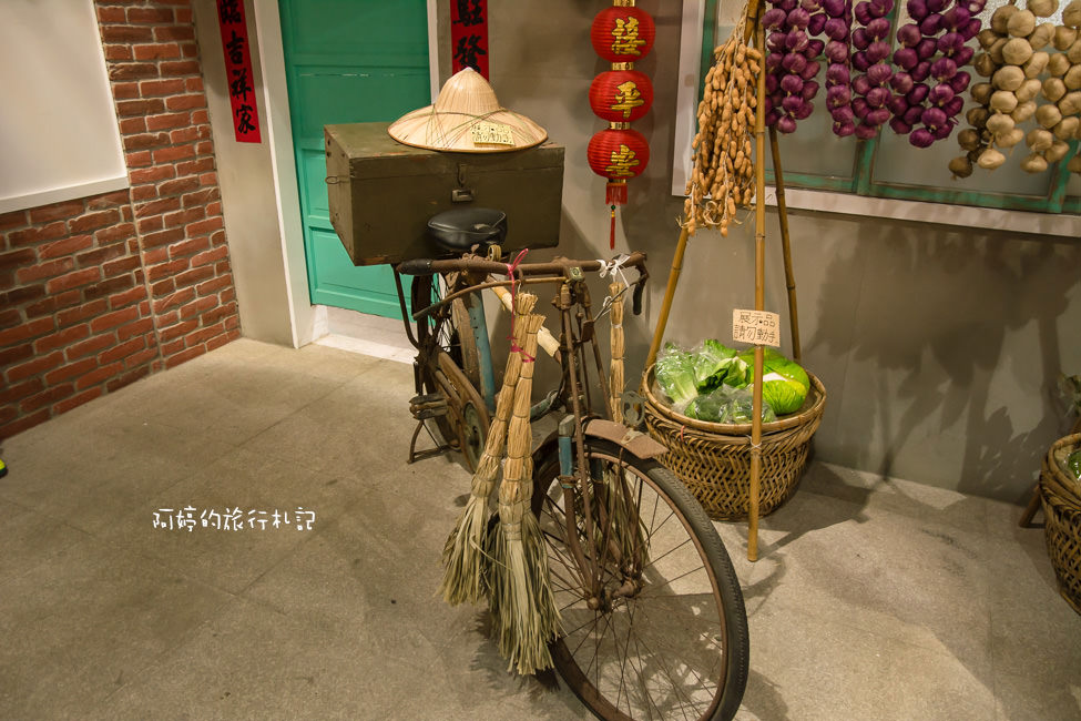 ｜高雄‧岡山｜航空教育展示館，亞洲首座懸吊國寶級戰機展示館，41架軍戰機等著你 - 阿婷的旅行札記。