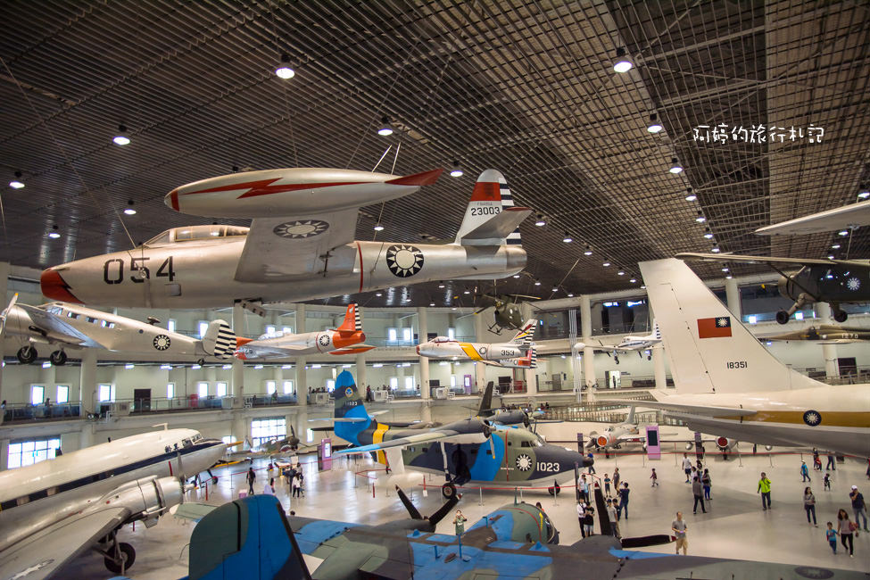 ｜高雄‧岡山｜航空教育展示館，亞洲首座懸吊國寶級戰機展示館，41架軍戰機等著你 - 阿婷的旅行札記。