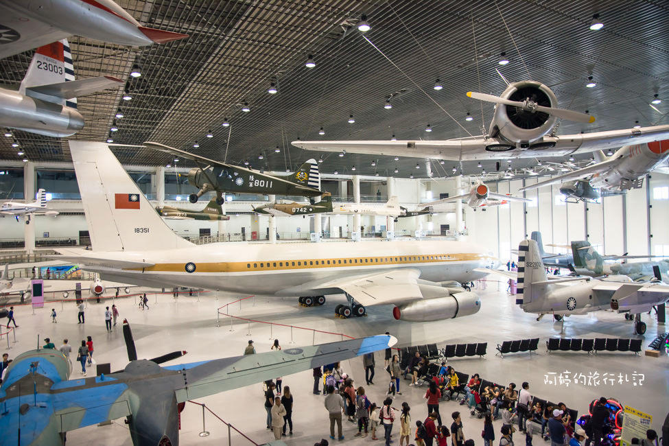 ｜高雄‧岡山｜航空教育展示館，亞洲首座懸吊國寶級戰機展示館，41架軍戰機等著你 - 阿婷的旅行札記。