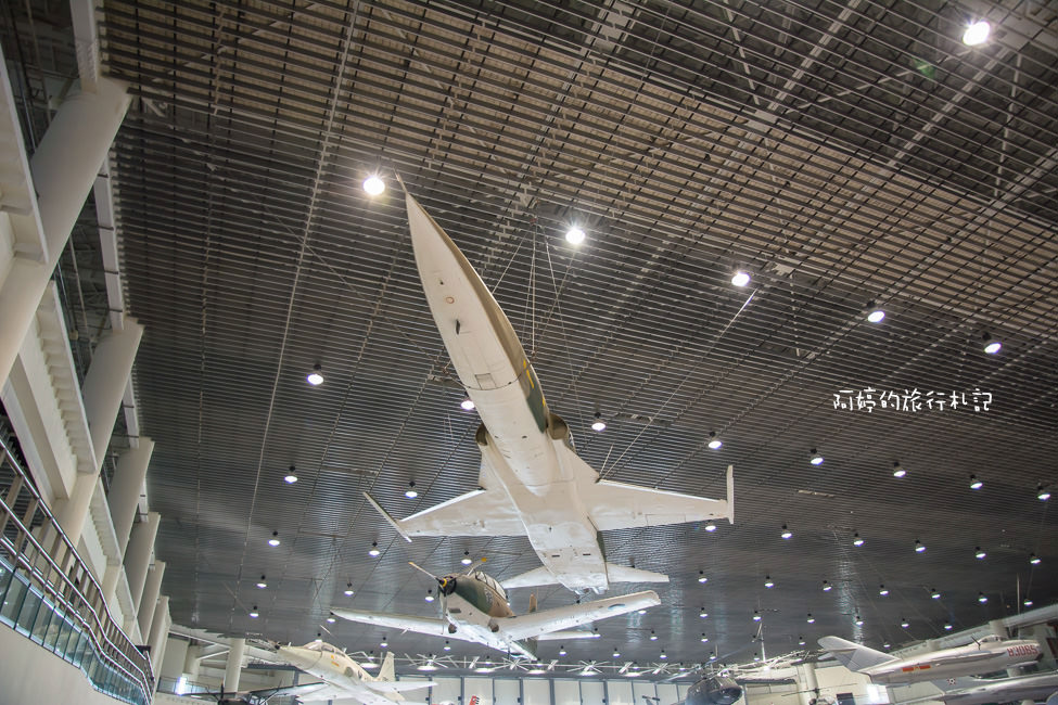 ｜高雄‧岡山｜航空教育展示館，亞洲首座懸吊國寶級戰機展示館，41架軍戰機等著你 - 阿婷的旅行札記。