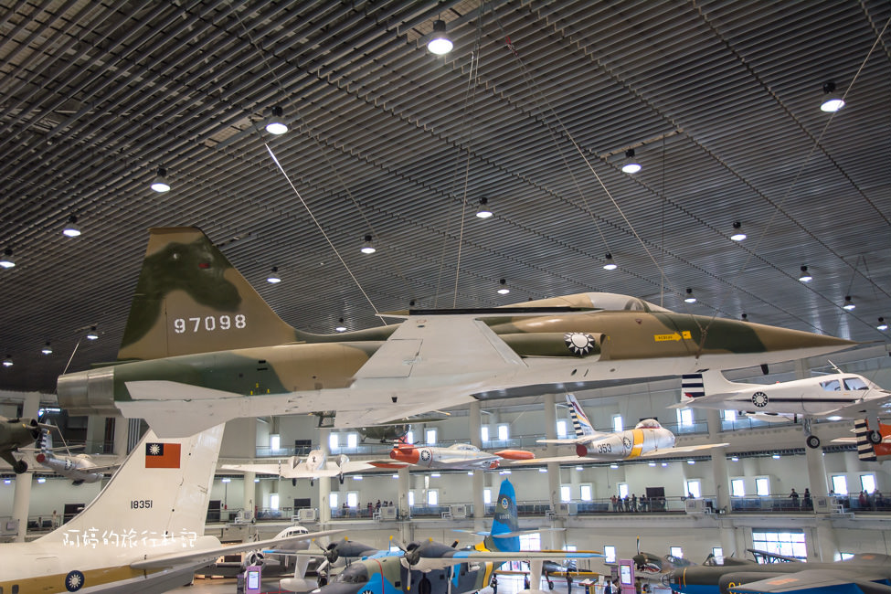 ｜高雄‧岡山｜航空教育展示館，亞洲首座懸吊國寶級戰機展示館，41架軍戰機等著你 - 阿婷的旅行札記。