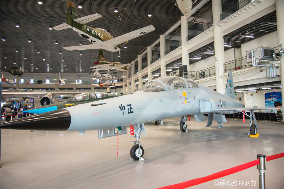 ｜高雄‧岡山｜航空教育展示館，亞洲首座懸吊國寶級戰機展示館，41架軍戰機等著你 - 阿婷的旅行札記。