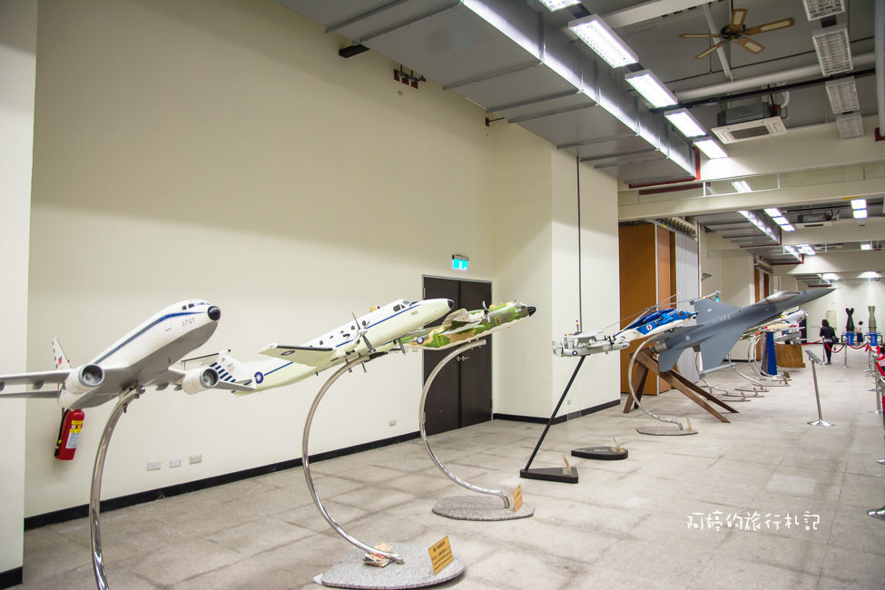 ｜高雄‧岡山｜航空教育展示館，亞洲首座懸吊國寶級戰機展示館，41架軍戰機等著你 - 阿婷的旅行札記。