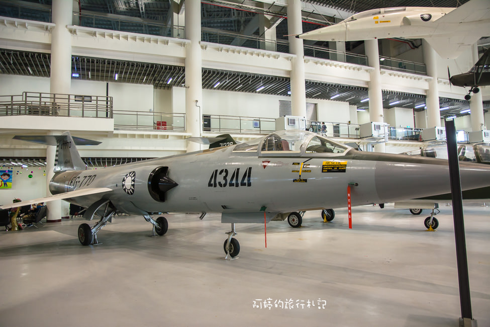 ｜高雄‧岡山｜航空教育展示館，亞洲首座懸吊國寶級戰機展示館，41架軍戰機等著你 - 阿婷的旅行札記。