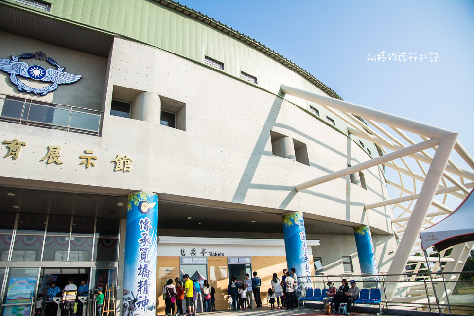 ｜高雄‧岡山｜航空教育展示館，亞洲首座懸吊國寶級戰機展示館，41架軍戰機等著你 - 阿婷的旅行札記。