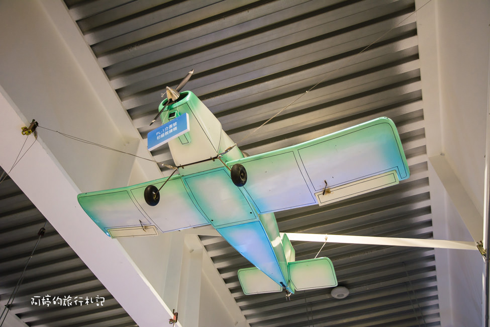 ｜高雄‧岡山｜航空教育展示館，亞洲首座懸吊國寶級戰機展示館，41架軍戰機等著你 - 阿婷的旅行札記。