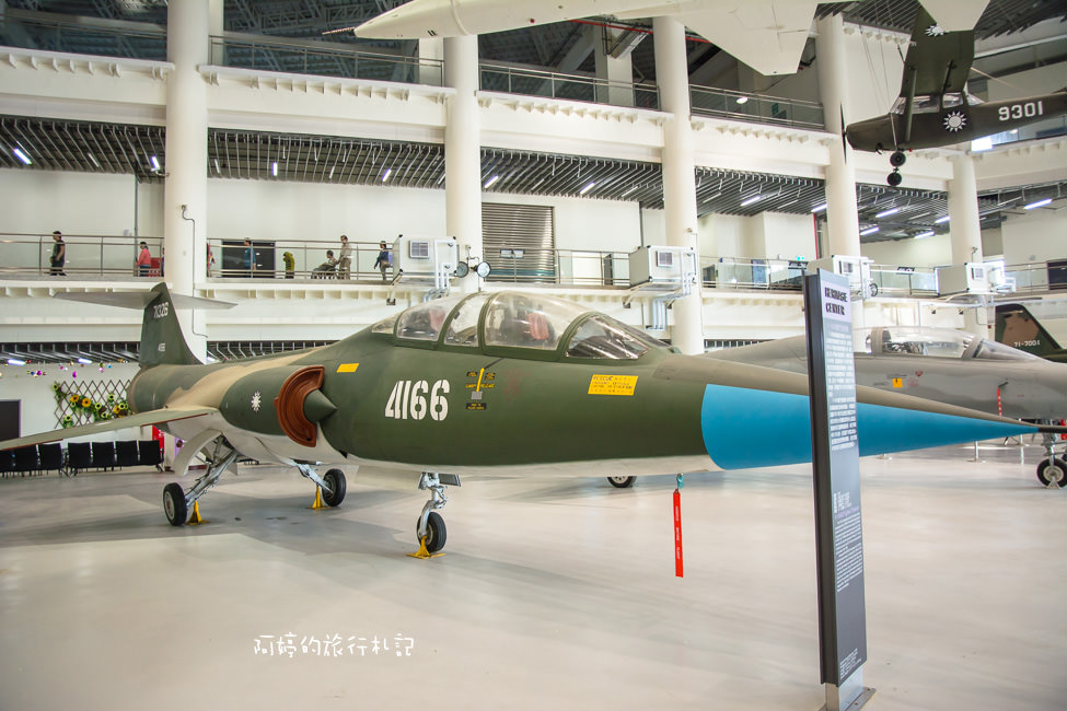 ｜高雄‧岡山｜航空教育展示館，亞洲首座懸吊國寶級戰機展示館，41架軍戰機等著你 - 阿婷的旅行札記。