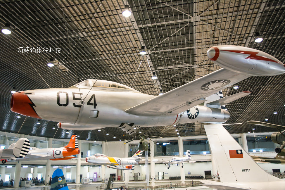 ｜高雄‧岡山｜航空教育展示館，亞洲首座懸吊國寶級戰機展示館，41架軍戰機等著你 - 阿婷的旅行札記。
