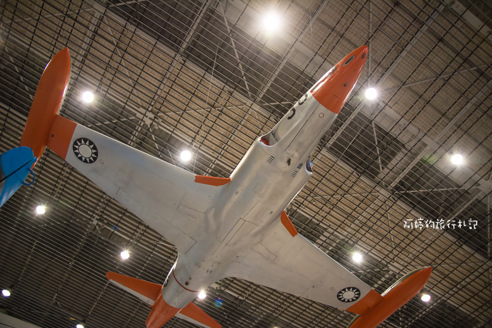 ｜高雄‧岡山｜航空教育展示館，亞洲首座懸吊國寶級戰機展示館，41架軍戰機等著你 - 阿婷的旅行札記。