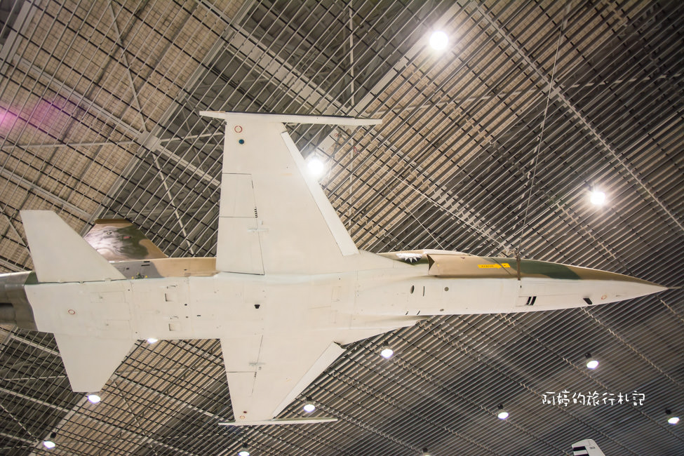 ｜高雄‧岡山｜航空教育展示館，亞洲首座懸吊國寶級戰機展示館，41架軍戰機等著你 - 阿婷的旅行札記。