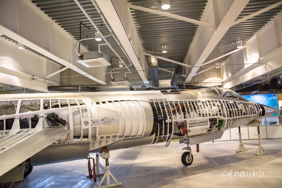 ｜高雄‧岡山｜航空教育展示館，亞洲首座懸吊國寶級戰機展示館，41架軍戰機等著你 - 阿婷的旅行札記。