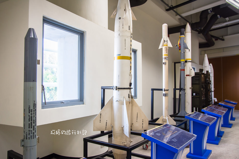 ｜高雄‧岡山｜航空教育展示館，亞洲首座懸吊國寶級戰機展示館，41架軍戰機等著你 - 阿婷的旅行札記。