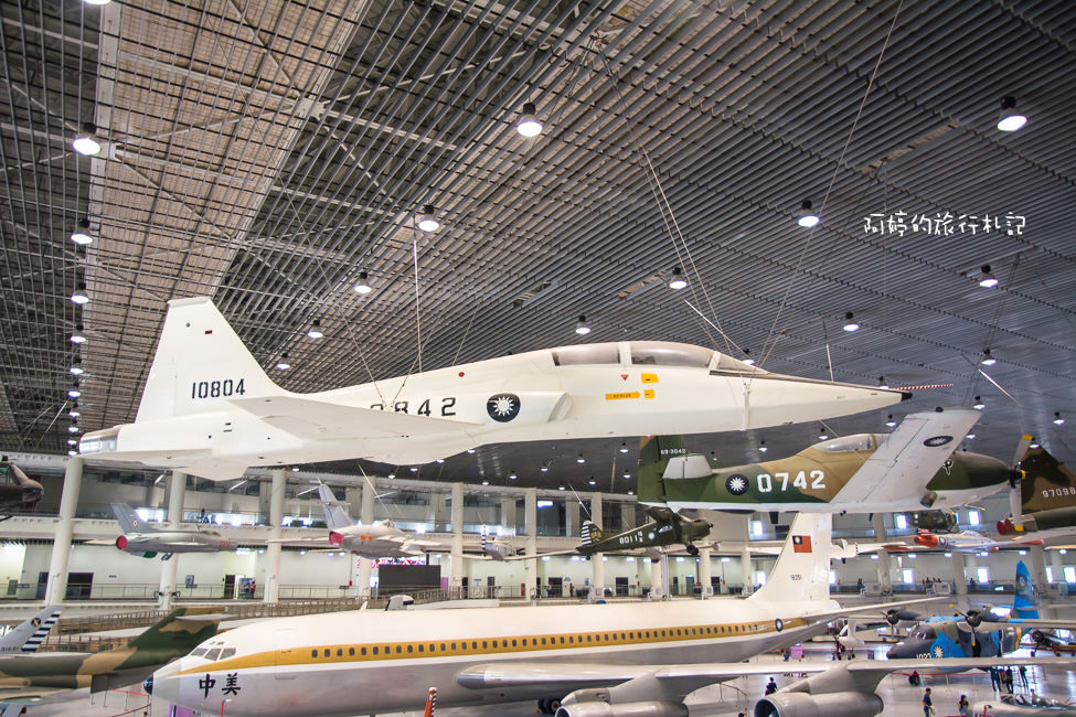 ｜高雄‧岡山｜航空教育展示館，亞洲首座懸吊國寶級戰機展示館，41架軍戰機等著你 - 阿婷的旅行札記。