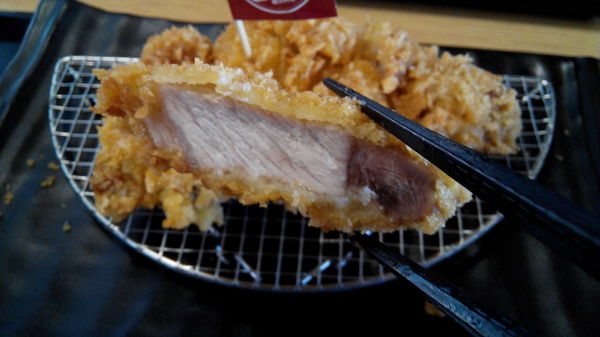 51街日式炸豬排和洋料理：【安南區】５１街日式炸豬排和洋料理。喀滋喀滋超厚實炸里肌豬排吃起來好過癮