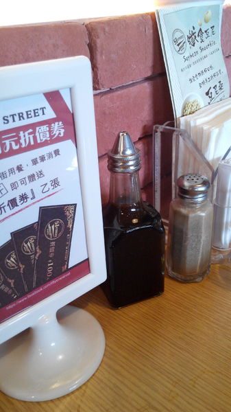 51街日式炸豬排和洋料理：【安南區】５１街日式炸豬排和洋料理。喀滋喀滋超厚實炸里肌豬排吃起來好過癮