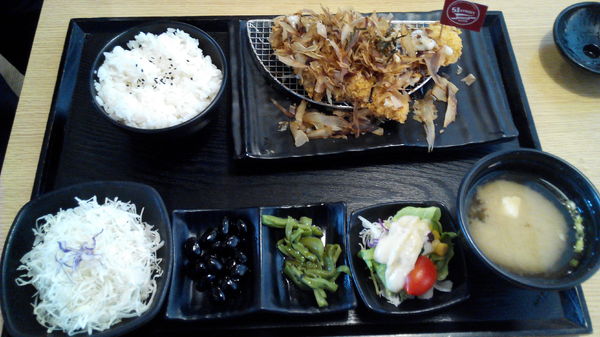 51街日式炸豬排和洋料理：【安南區】５１街日式炸豬排和洋料理。喀滋喀滋超厚實炸里肌豬排吃起來好過癮