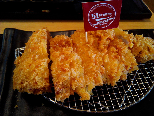 51街日式炸豬排和洋料理：【安南區】５１街日式炸豬排和洋料理。喀滋喀滋超厚實炸里肌豬排吃起來好過癮