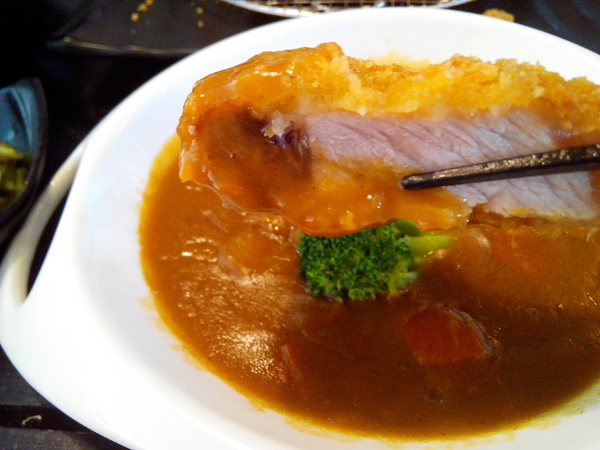 51街日式炸豬排和洋料理：【安南區】５１街日式炸豬排和洋料理。喀滋喀滋超厚實炸里肌豬排吃起來好過癮