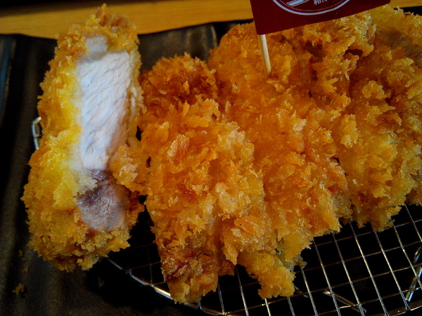 51街日式炸豬排和洋料理：【安南區】５１街日式炸豬排和洋料理。喀滋喀滋超厚實炸里肌豬排吃起來好過癮