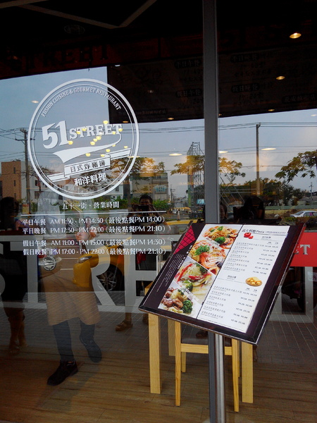 51街日式炸豬排和洋料理：【安南區】５１街日式炸豬排和洋料理。喀滋喀滋超厚實炸里肌豬排吃起來好過癮