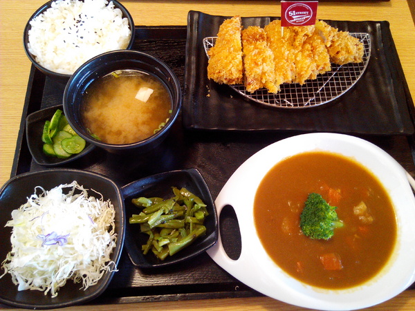 51街日式炸豬排和洋料理：【安南區】５１街日式炸豬排和洋料理。喀滋喀滋超厚實炸里肌豬排吃起來好過癮