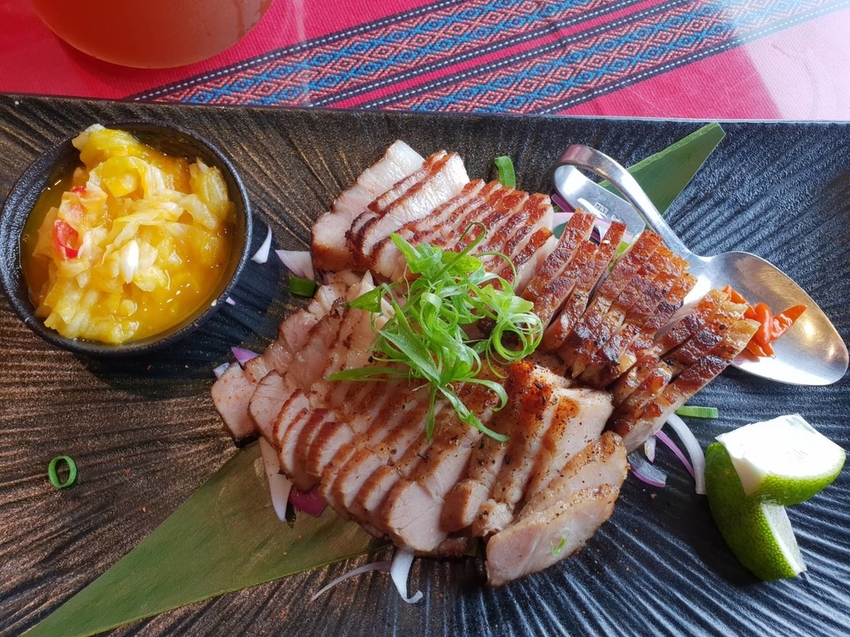 【花蓮.新城】慕名無菜單原住民料理。一人$650套餐超彭湃+自釀小米酒。寵物友善餐廳