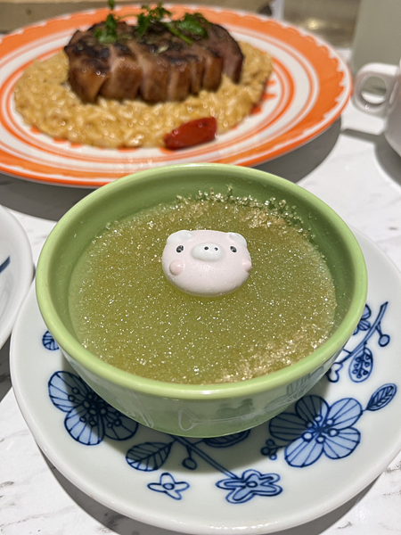 【台北美食】整間店都能看到豬|浮誇的一整隻雞|國父紀念館站美