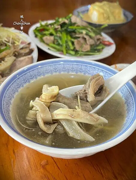 台北市南港美食【金春發牛肉店】百年老店清燉牛肉麵。