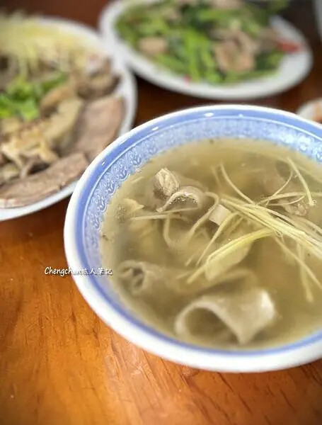 台北市南港美食【金春發牛肉店】百年老店清燉牛肉麵。