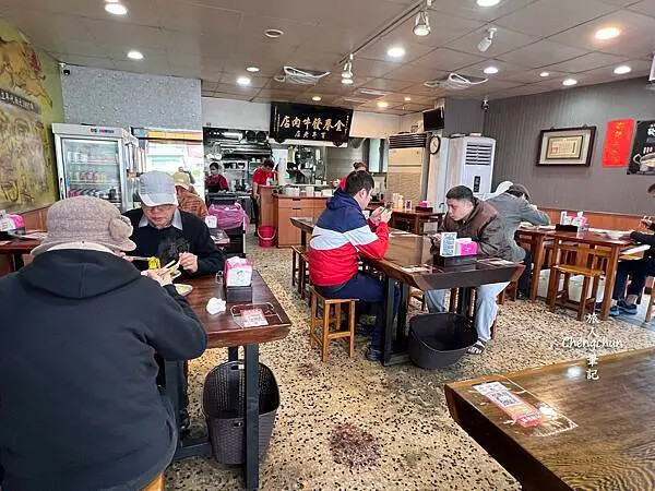 台北市南港美食【金春發牛肉店】百年老店清燉牛肉麵。