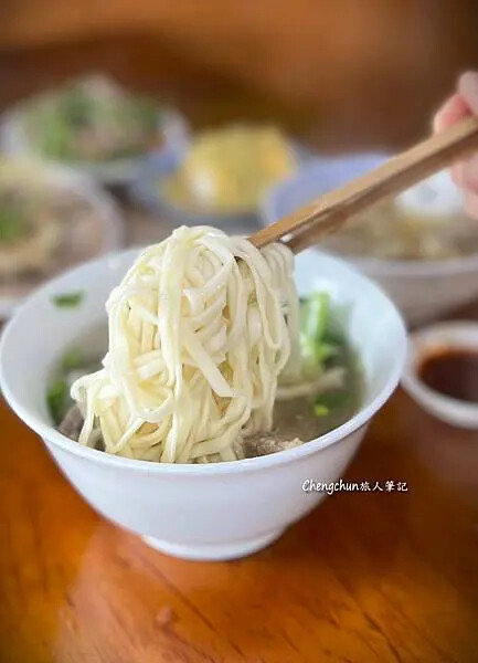台北市南港美食【金春發牛肉店】百年老店清燉牛肉麵。