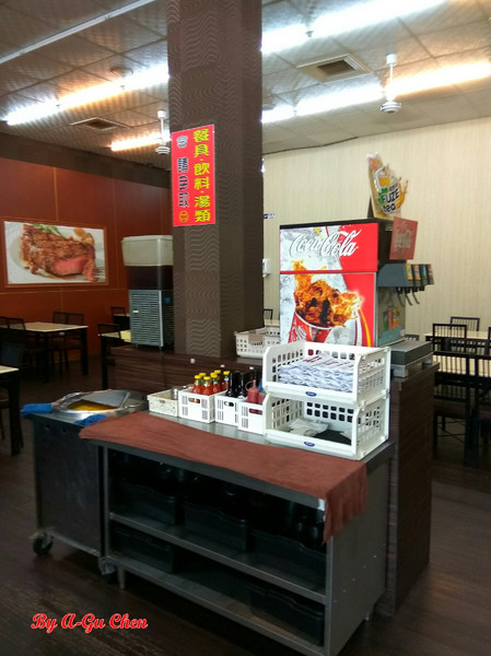 尊客平價牛排(中華店)：【臺南Ω北區】尊客平價牛排（中華總店）。大分量雙拼，飲料、濃湯無限供應，還有小朋友最愛的兒童遊戲區