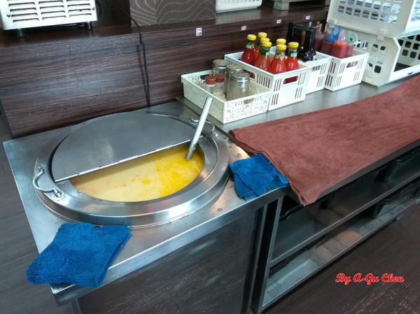 尊客平價牛排(中華店)：【臺南Ω北區】尊客平價牛排（中華總店）。大分量雙拼，飲料、濃湯無限供應，還有小朋友最愛的兒童遊戲區