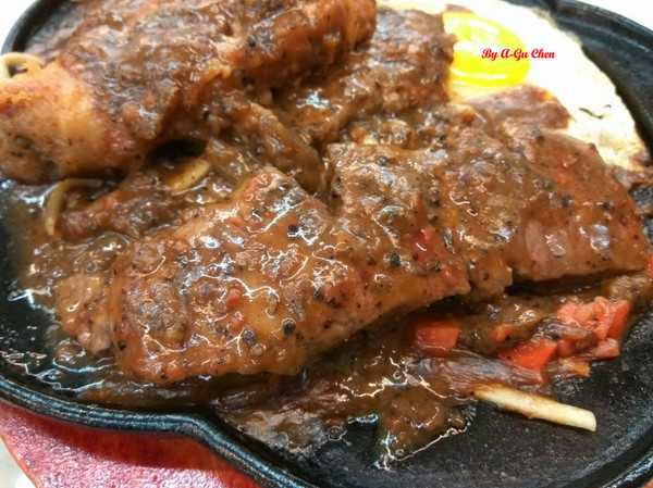 尊客平價牛排(中華店)：【臺南Ω北區】尊客平價牛排（中華總店）。大分量雙拼，飲料、濃湯無限供應，還有小朋友最愛的兒童遊戲區