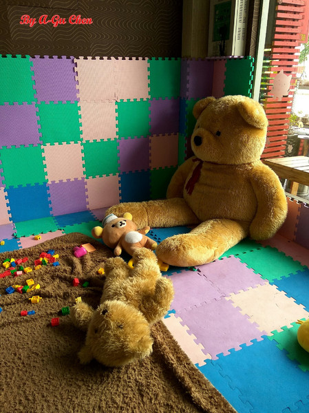 尊客平價牛排(中華店)：【臺南Ω北區】尊客平價牛排（中華總店）。大分量雙拼，飲料、濃湯無限供應，還有小朋友最愛的兒童遊戲區