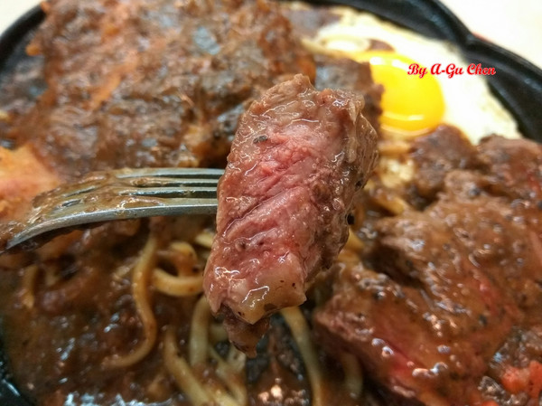 尊客平價牛排(中華店)：【臺南Ω北區】尊客平價牛排（中華總店）。大分量雙拼，飲料、濃湯無限供應，還有小朋友最愛的兒童遊戲區