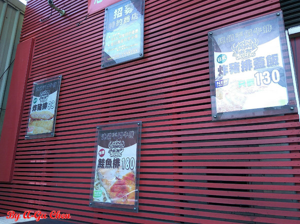 尊客平價牛排(中華店)：【臺南Ω北區】尊客平價牛排（中華總店）。大分量雙拼，飲料、濃湯無限供應，還有小朋友最愛的兒童遊戲區