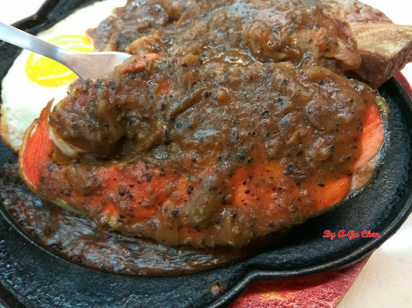 尊客平價牛排(中華店)：【臺南Ω北區】尊客平價牛排（中華總店）。大分量雙拼，飲料、濃湯無限供應，還有小朋友最愛的兒童遊戲區