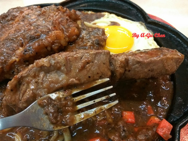 尊客平價牛排(中華店)：【臺南Ω北區】尊客平價牛排（中華總店）。大分量雙拼，飲料、濃湯無限供應，還有小朋友最愛的兒童遊戲區