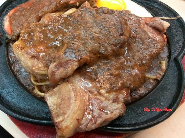 尊客平價牛排(中華店)：【臺南Ω北區】尊客平價牛排（中華總店）。大分量雙拼，飲料、濃湯無限供應，還有小朋友最愛的兒童遊戲區