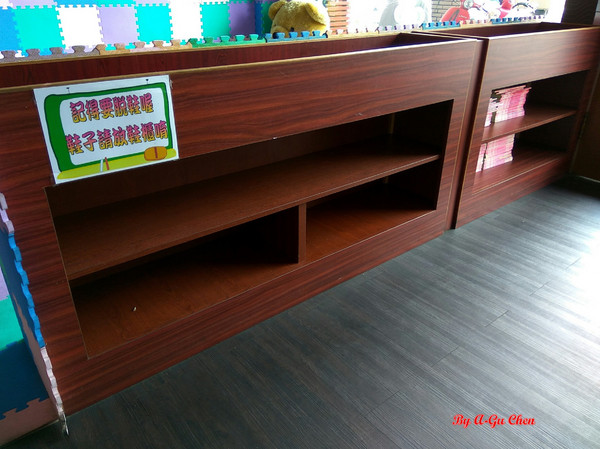 尊客平價牛排(中華店)：【臺南Ω北區】尊客平價牛排（中華總店）。大分量雙拼，飲料、濃湯無限供應，還有小朋友最愛的兒童遊戲區