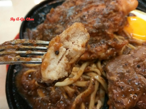 尊客平價牛排(中華店)：【臺南Ω北區】尊客平價牛排（中華總店）。大分量雙拼，飲料、濃湯無限供應，還有小朋友最愛的兒童遊戲區