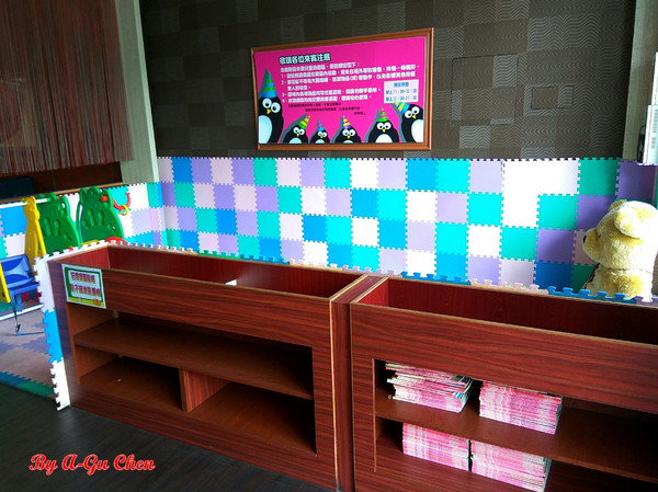 尊客平價牛排(中華店)：【臺南Ω北區】尊客平價牛排（中華總店）。大分量雙拼，飲料、濃湯無限供應，還有小朋友最愛的兒童遊戲區