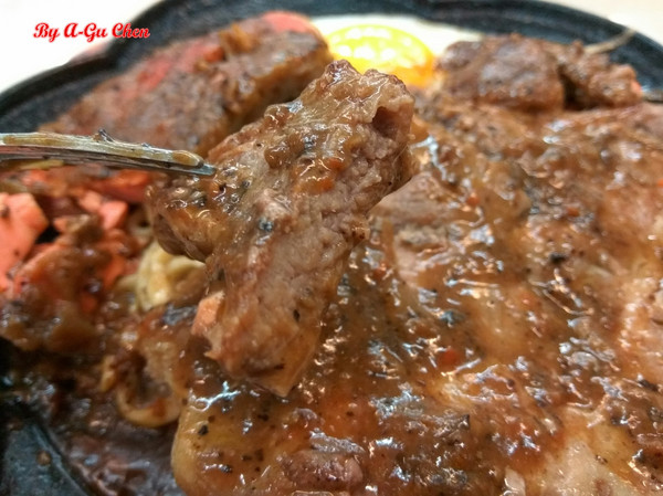 尊客平價牛排(中華店)：【臺南Ω北區】尊客平價牛排（中華總店）。大分量雙拼，飲料、濃湯無限供應，還有小朋友最愛的兒童遊戲區