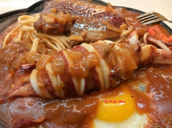 尊客平價牛排(中華店)：【臺南Ω北區】尊客平價牛排（中華總店）。大分量雙拼，飲料、濃湯無限供應，還有小朋友最愛的兒童遊戲區