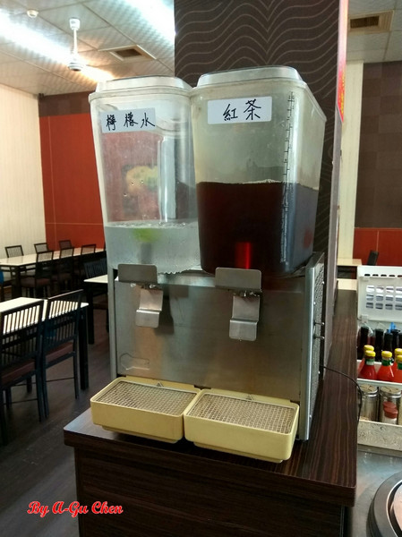 尊客平價牛排(中華店)：【臺南Ω北區】尊客平價牛排（中華總店）。大分量雙拼，飲料、濃湯無限供應，還有小朋友最愛的兒童遊戲區