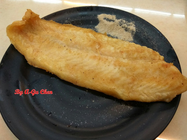 尊客平價牛排(中華店)：【臺南Ω北區】尊客平價牛排（中華總店）。大分量雙拼，飲料、濃湯無限供應，還有小朋友最愛的兒童遊戲區